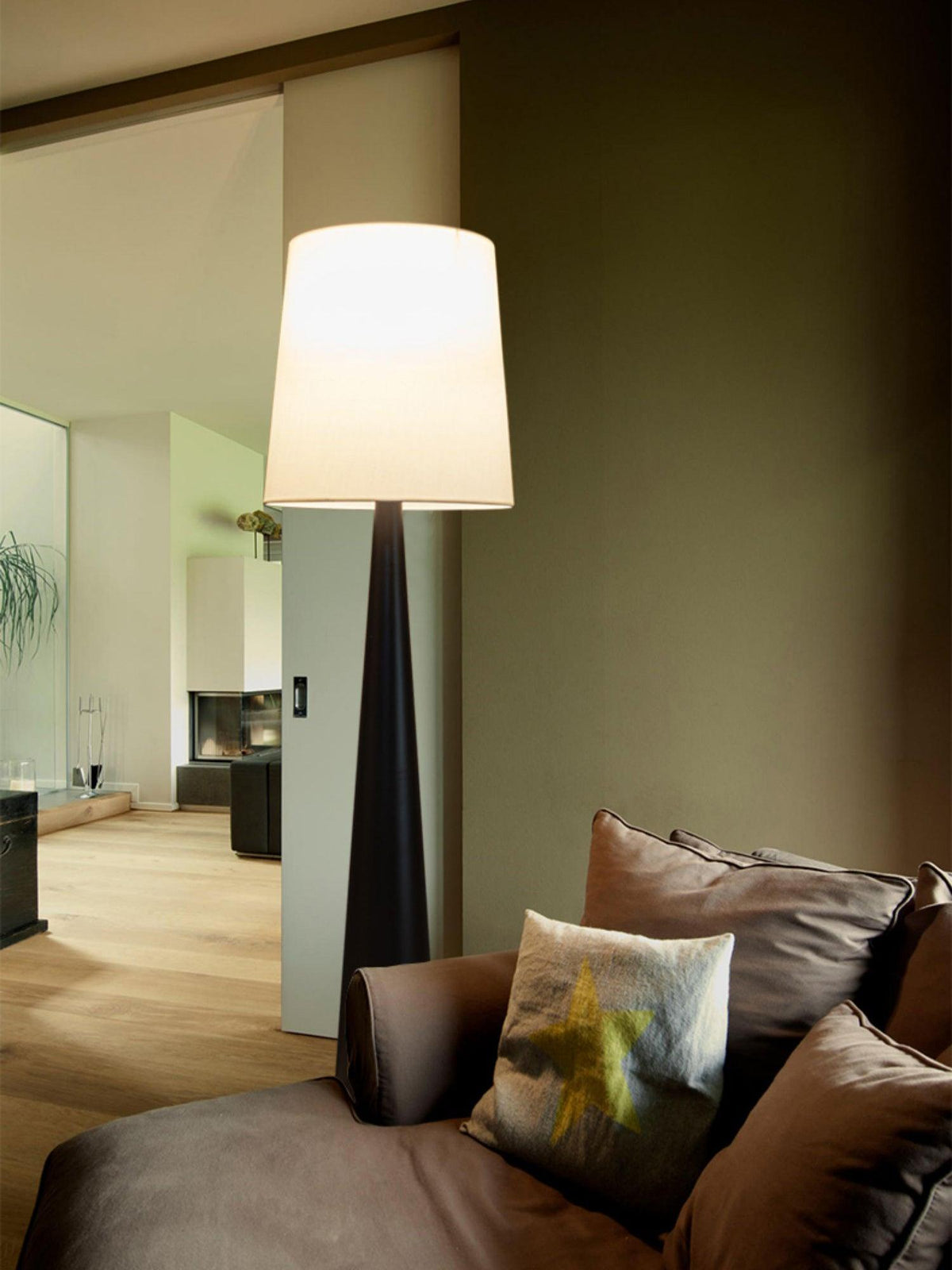 Linania Stehleuchte aus Stoff im minimalistischen Stil