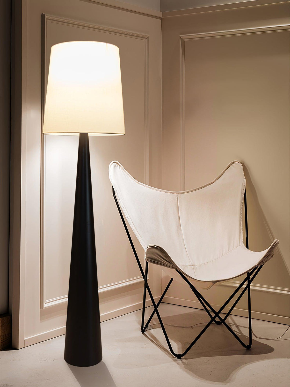 Linania Stehleuchte aus Stoff im minimalistischen Stil
