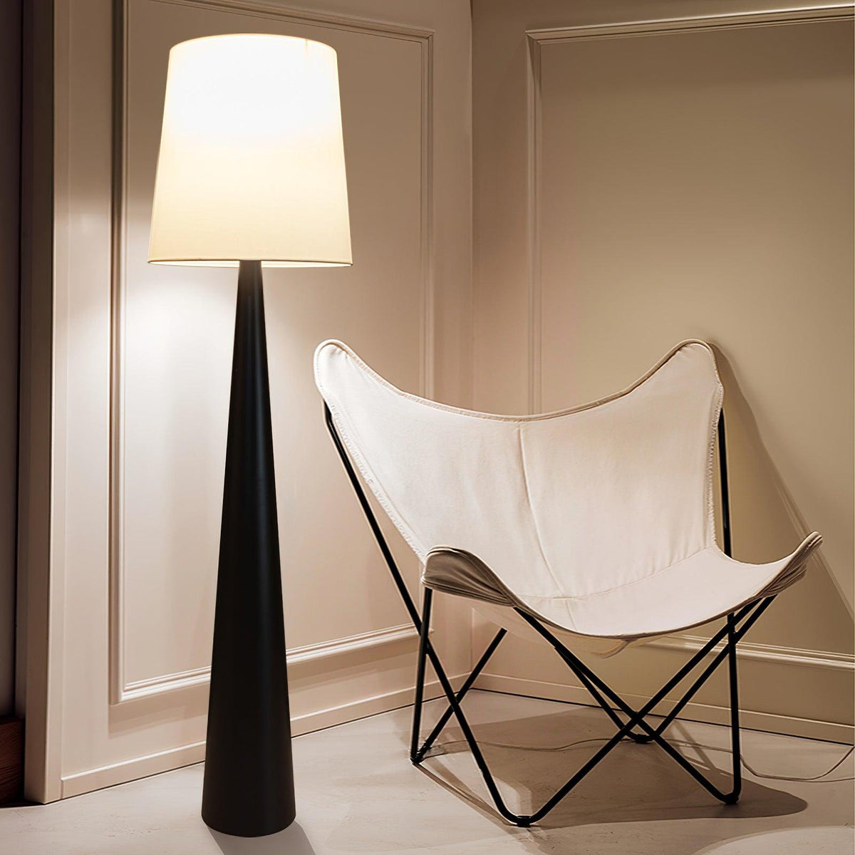Linania Stehleuchte aus Stoff im minimalistischen Stil