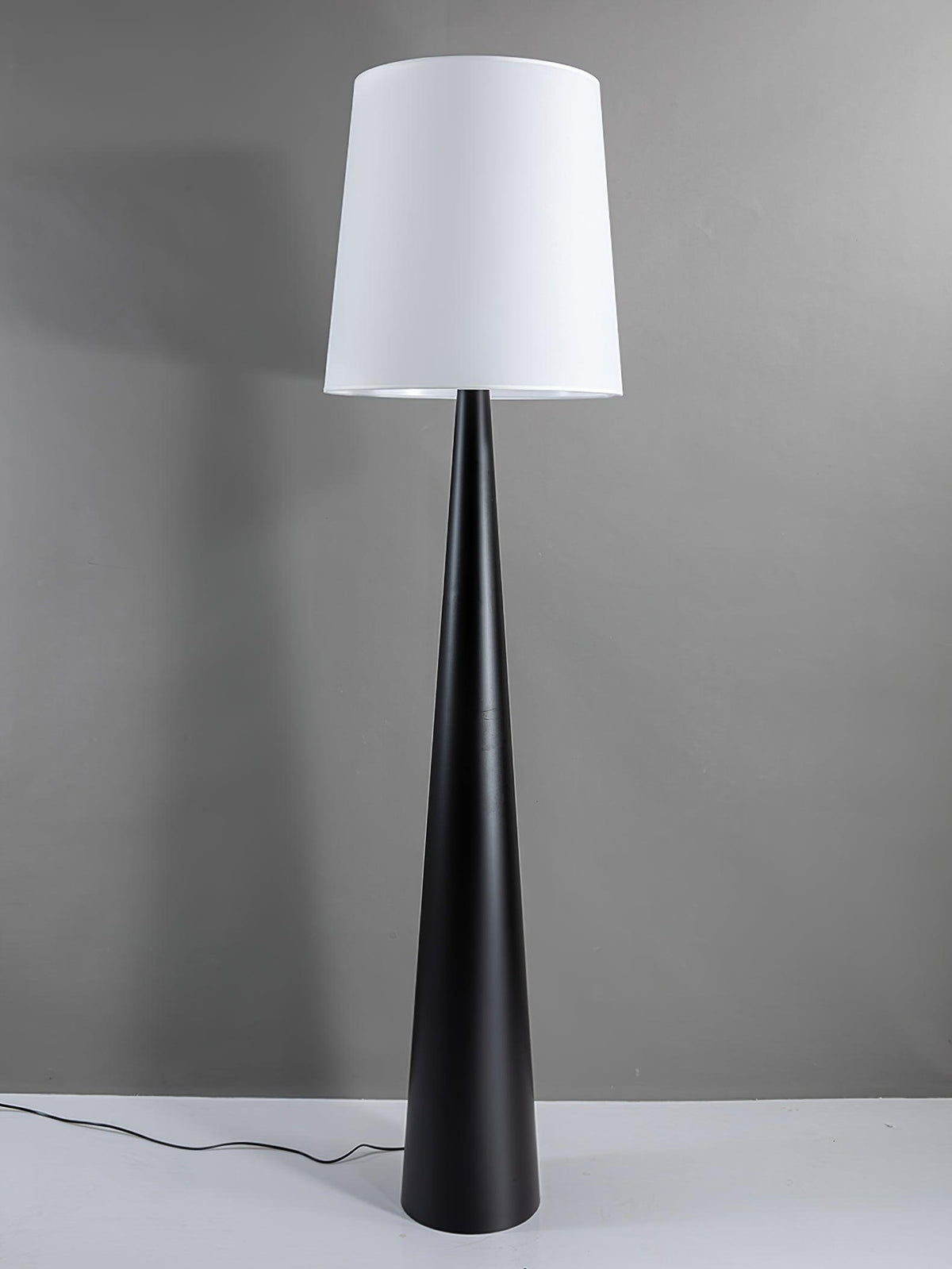Linania Stehleuchte aus Stoff im minimalistischen Stil