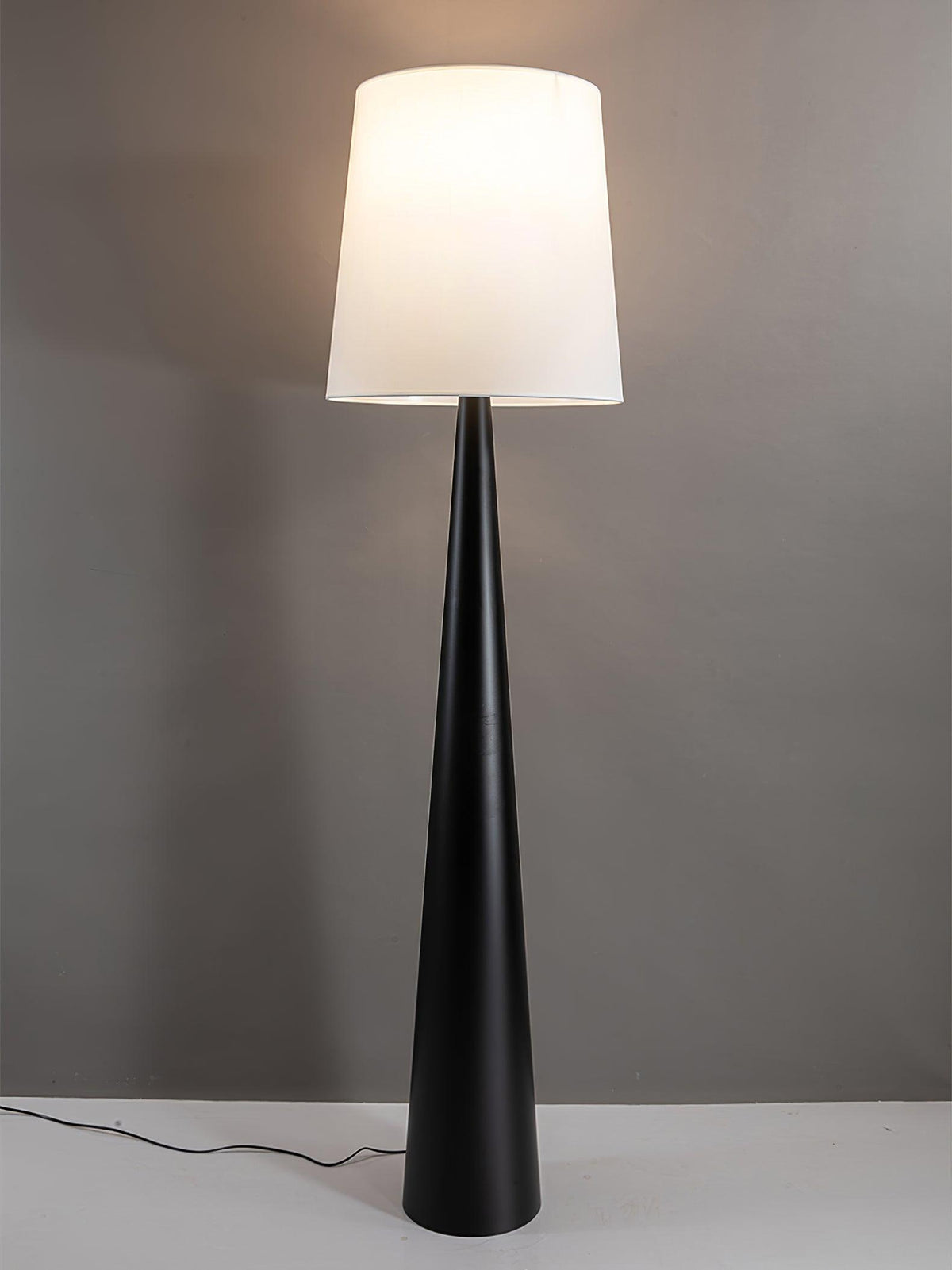 Linania Stehleuchte aus Stoff im minimalistischen Stil