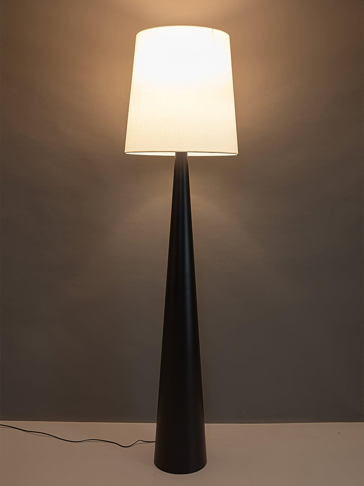Linania Stehleuchte aus Stoff im minimalistischen Stil