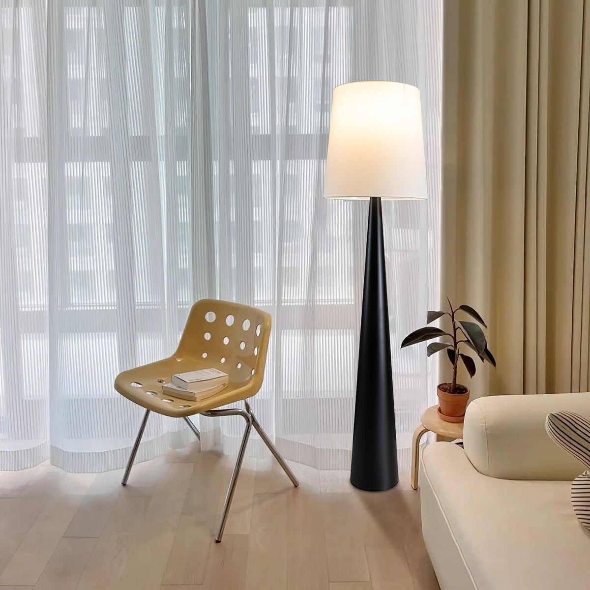 Linania Stehleuchte aus Stoff im minimalistischen Stil