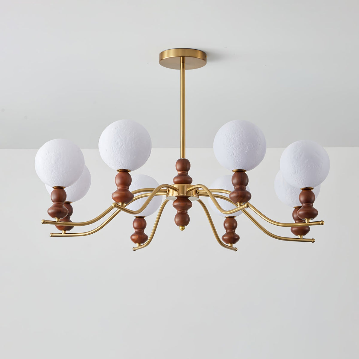 Elvivira Kronleuchter aus Messing und Holz mit Mond-Kugeln, elegant
