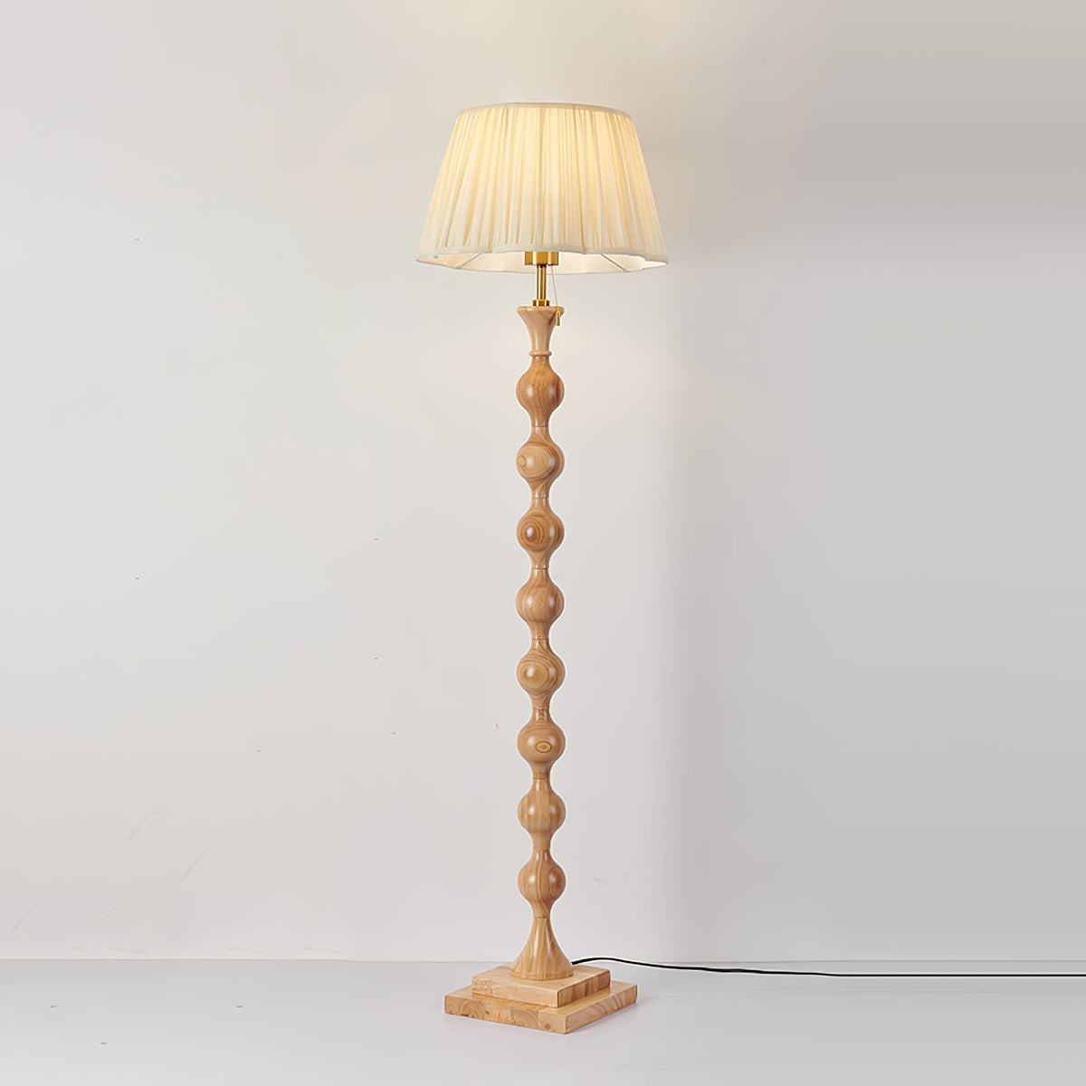 Celon Stehleuchte aus Holz und Stoff im Vintage-Stil
