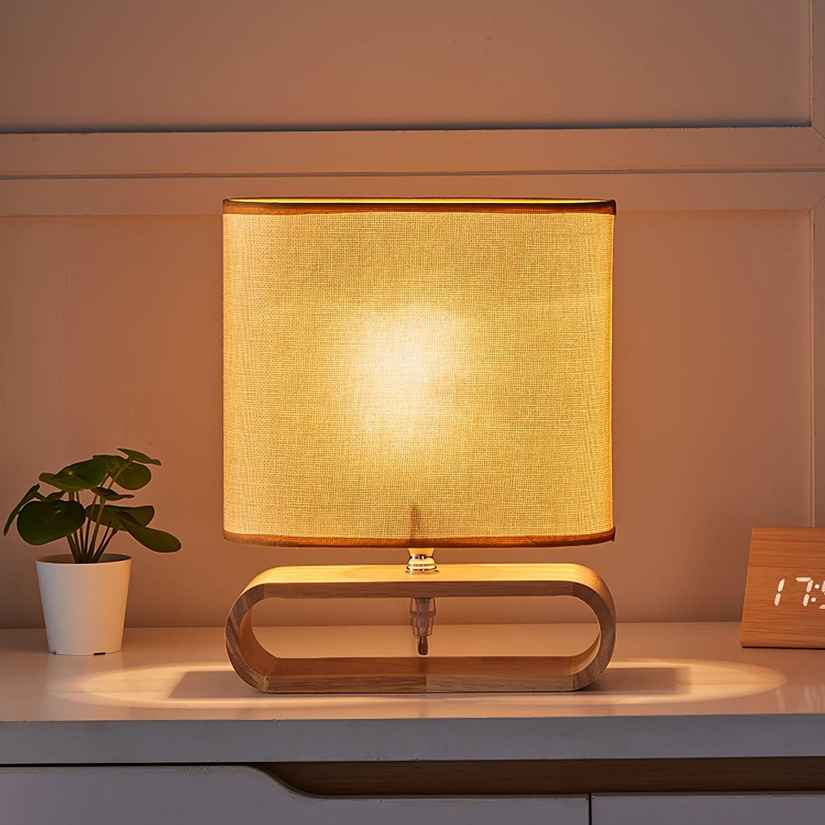 Loop Tischlampe aus rustikalem Holz