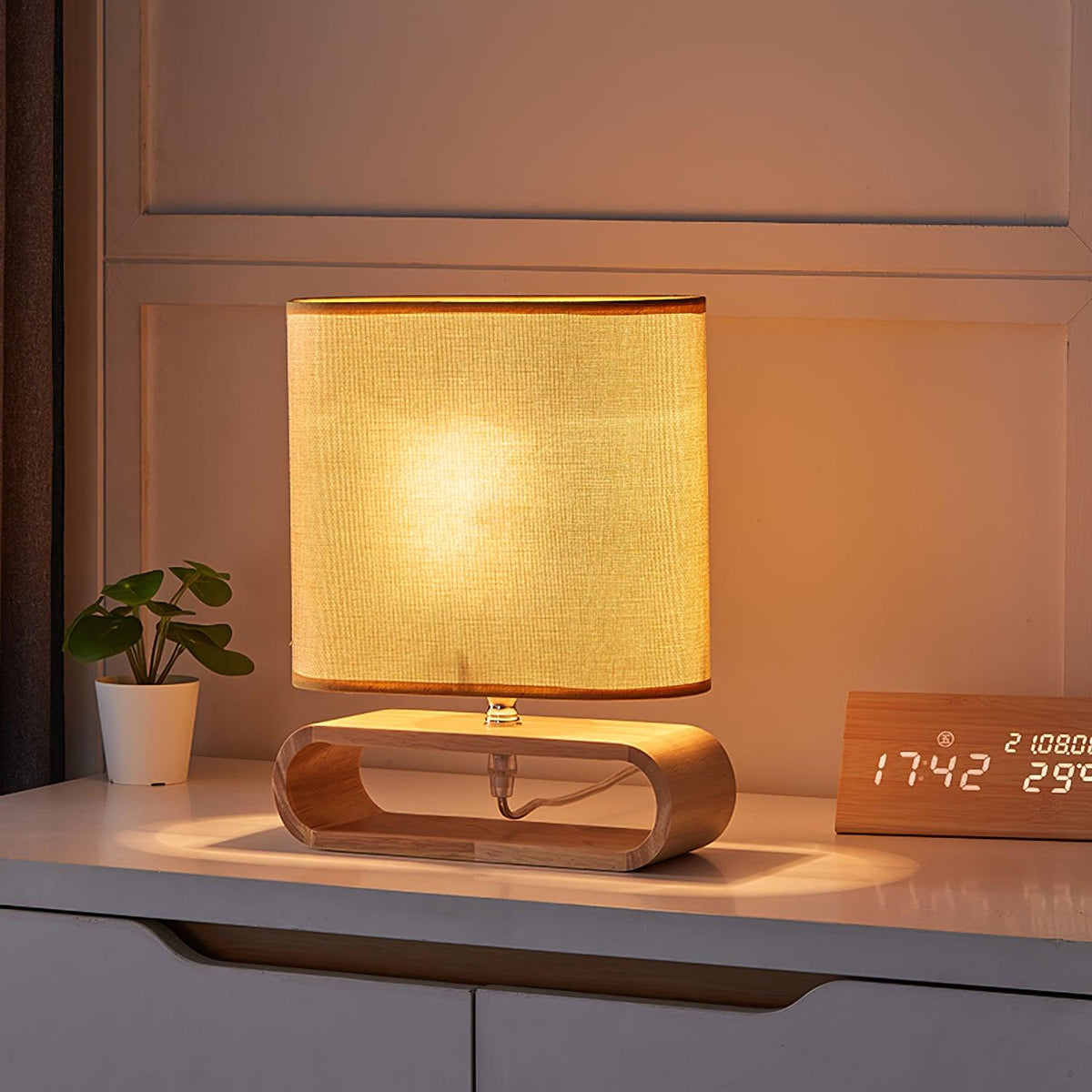 Loop Tischlampe aus rustikalem Holz
