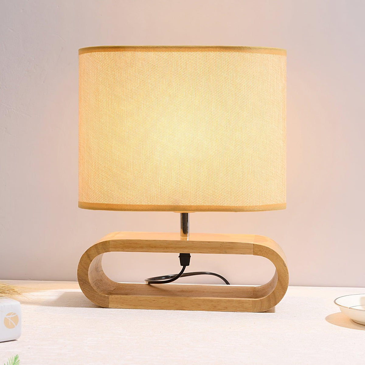 Loop Tischlampe aus rustikalem Holz