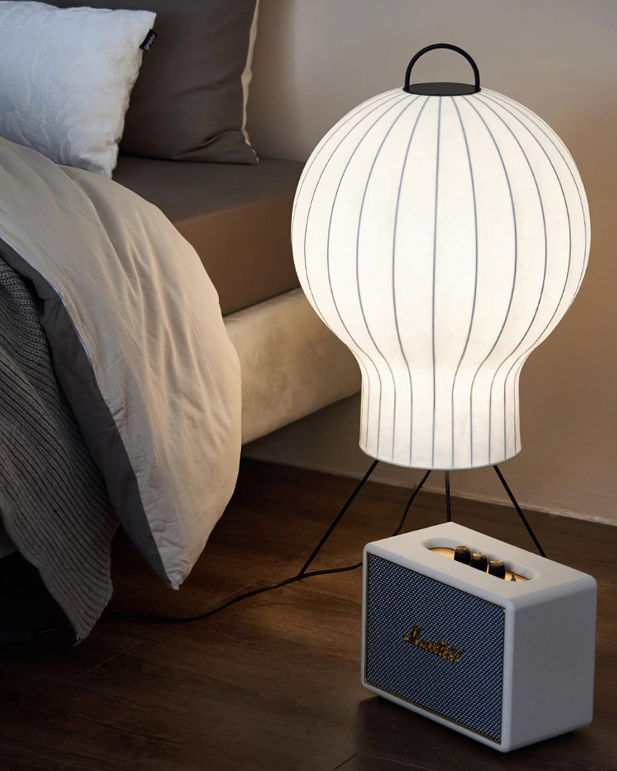 Balloon Stehleuchte aus Seide im minimalistischen Stil