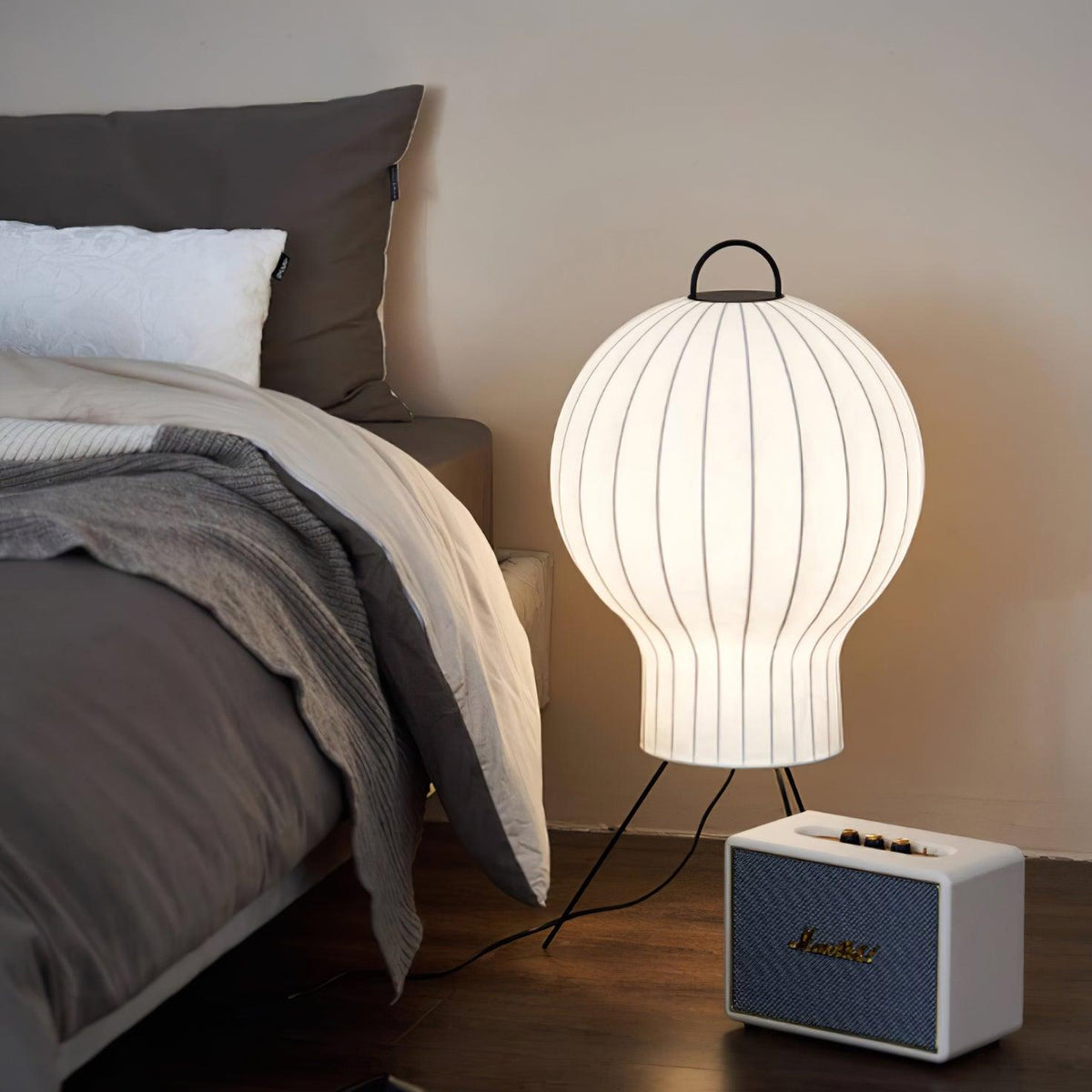 Balloon Stehleuchte aus Seide im minimalistischen Stil
