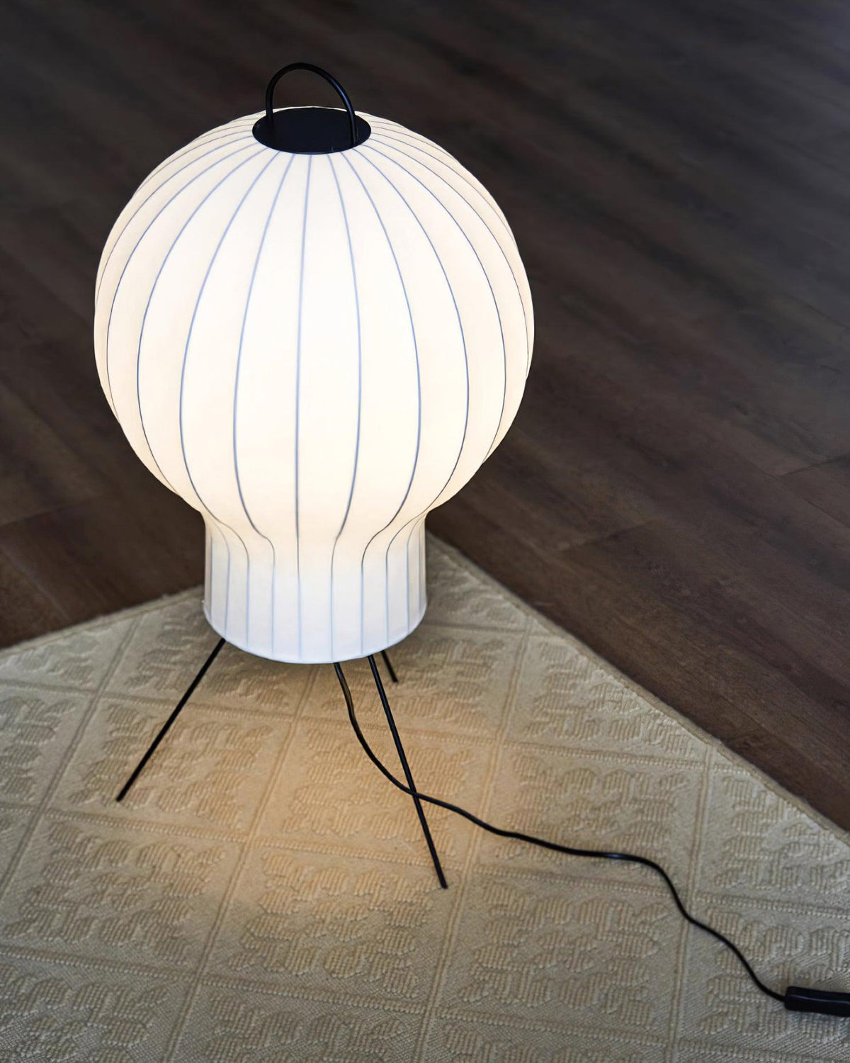 Balloon Stehleuchte aus Seide im minimalistischen Stil