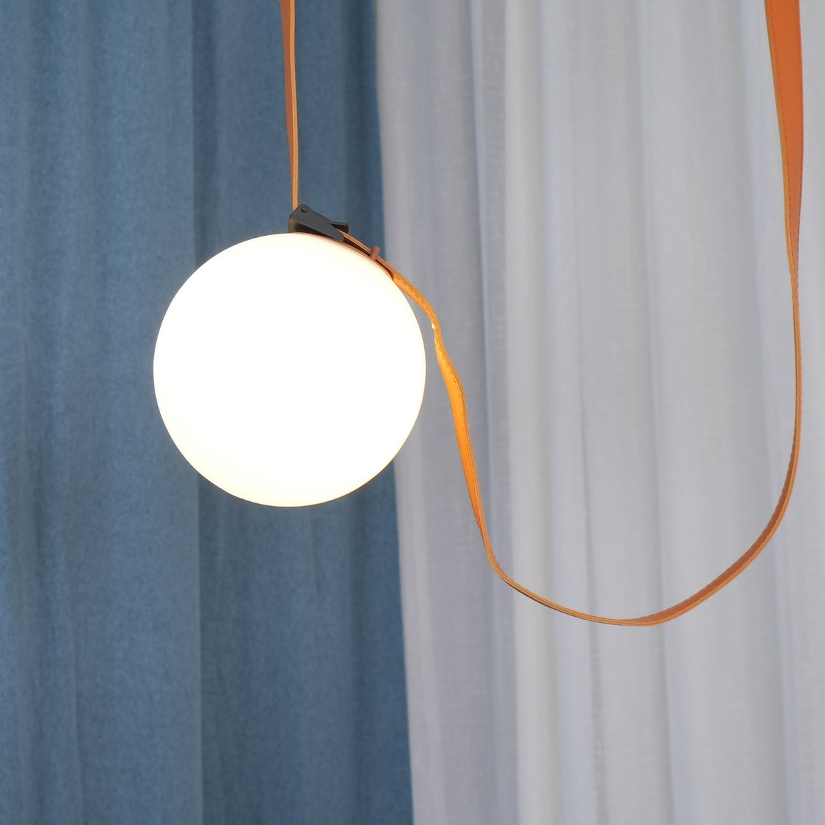 Velinenne Pendelleuchte aus Lederriemen und Glas