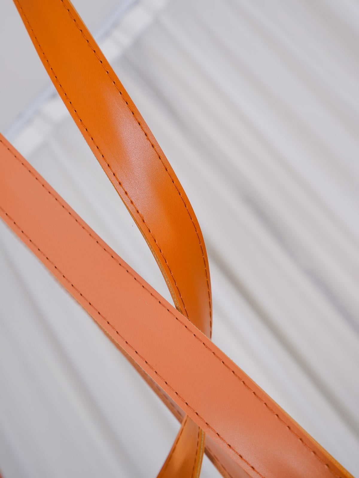 Velinenne Pendelleuchte aus Lederriemen und Glas