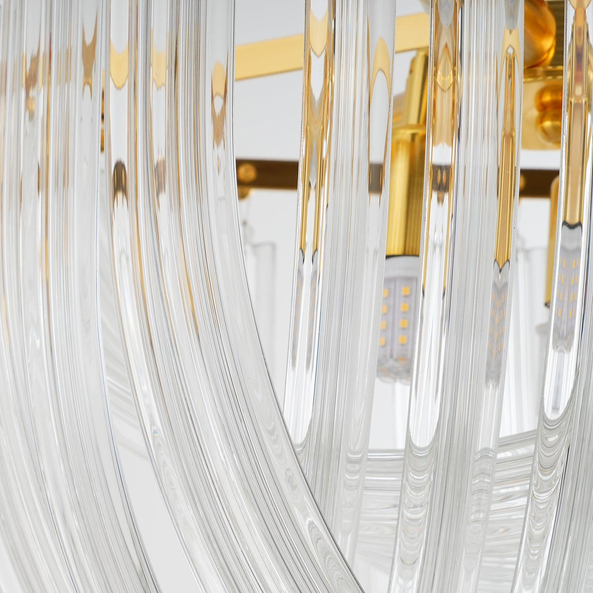 Sylnen Kronleuchter mit transparenten geschwungenen Schichten