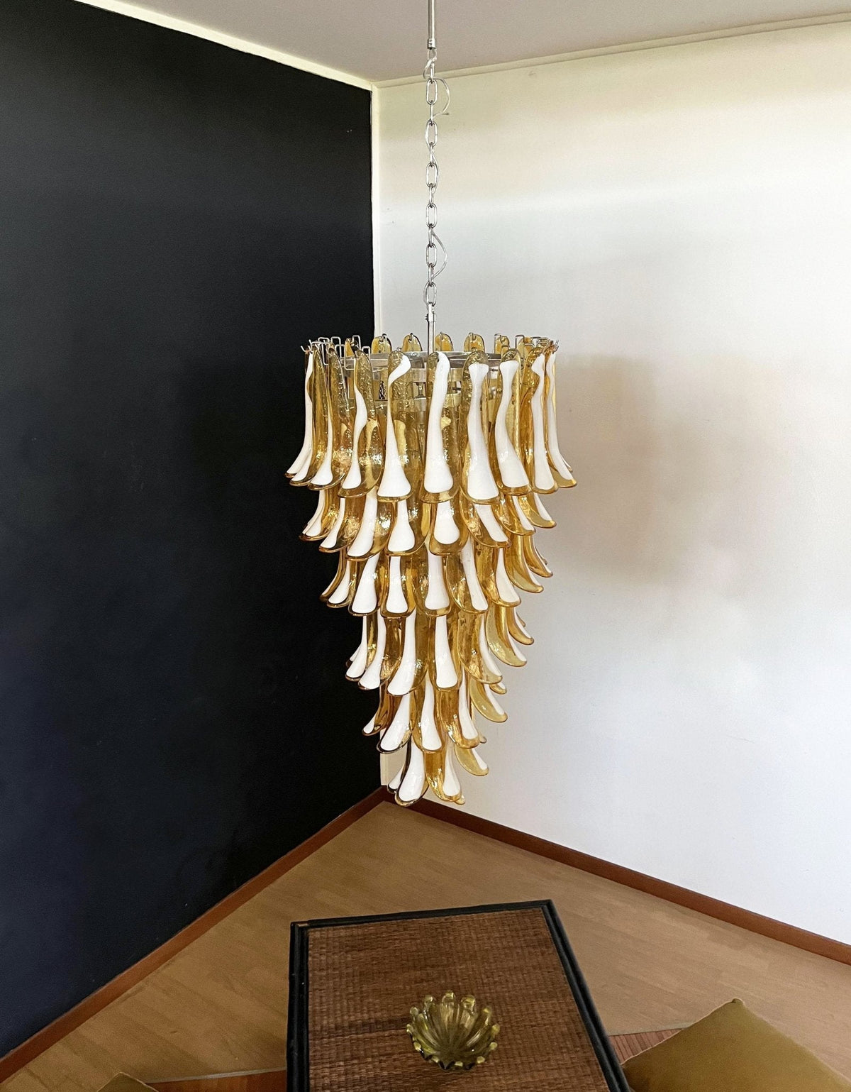 Lumenaine Kronleuchter in Bernsteinfarben und Weiß aus Murano mit Spiralblüten