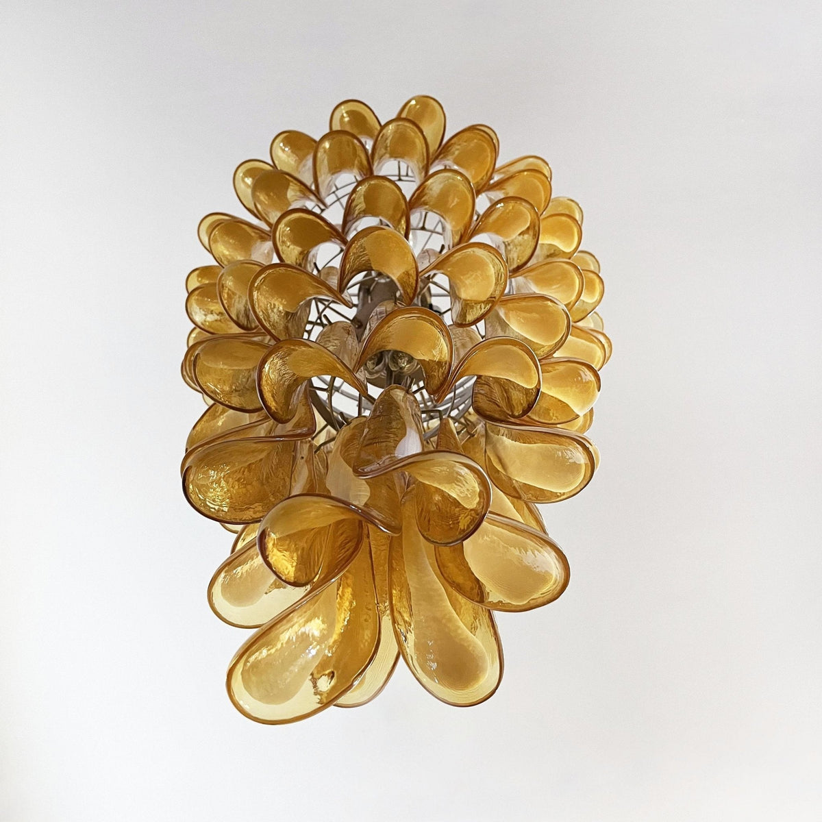 Lumenaine Kronleuchter in Bernsteinfarben und Weiß aus Murano mit Spiralblüten