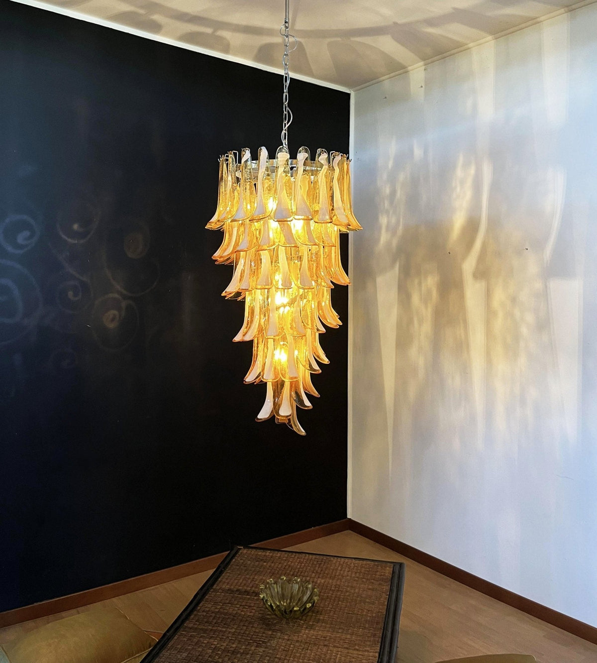 Lumenaine Kronleuchter in Bernsteinfarben und Weiß aus Murano mit Spiralblüten