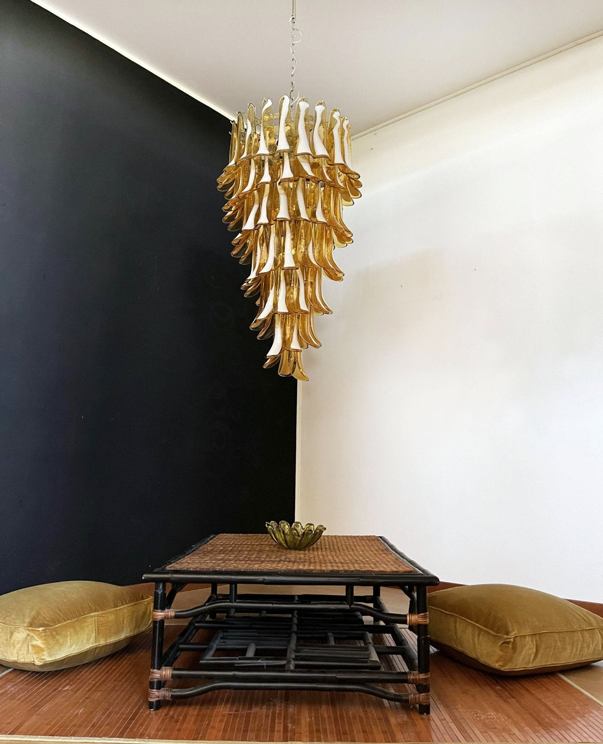 Lumenaine Kronleuchter in Bernsteinfarben und Weiß aus Murano mit Spiralblüten