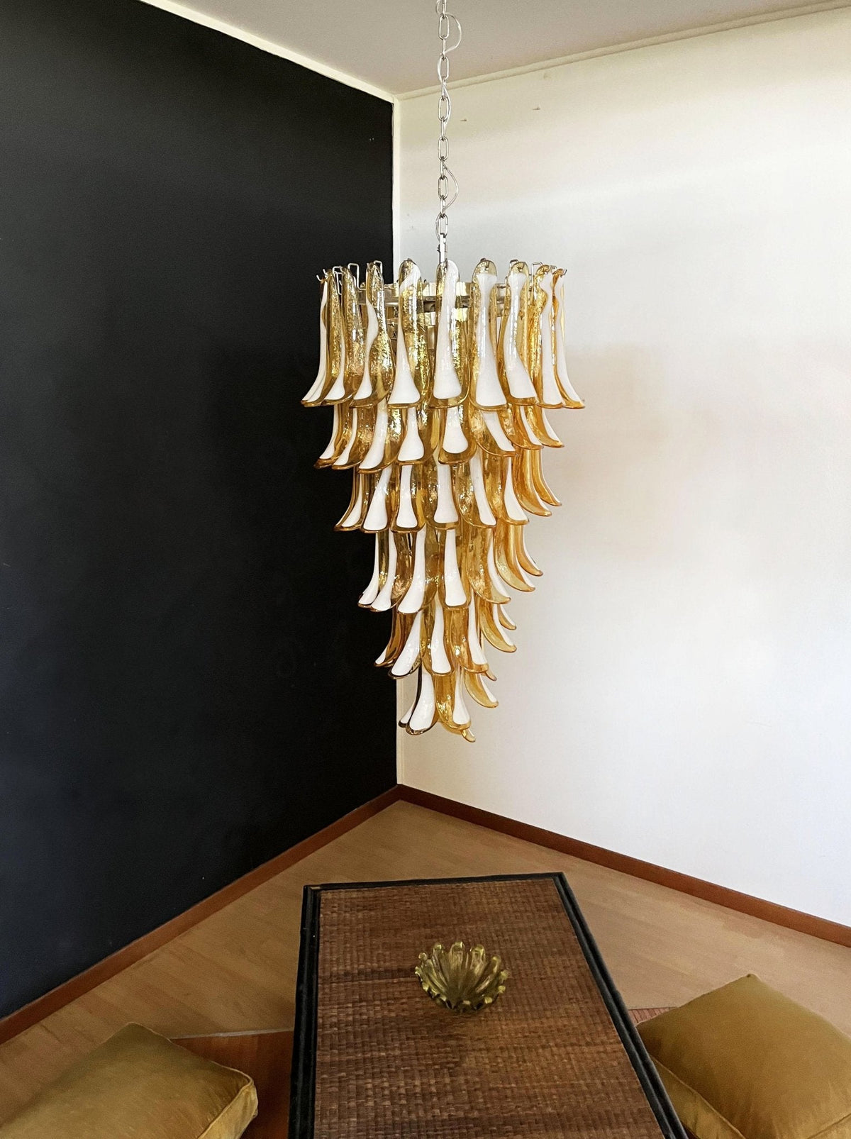 Lumenaine Kronleuchter in Bernsteinfarben und Weiß aus Murano mit Spiralblüten
