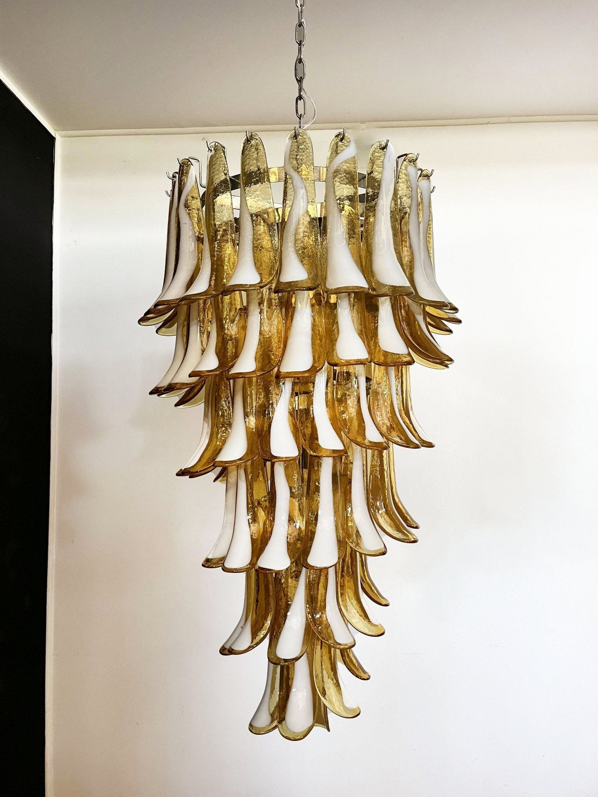 Lumenaine Kronleuchter in Bernsteinfarben und Weiß aus Murano mit Spiralblüten