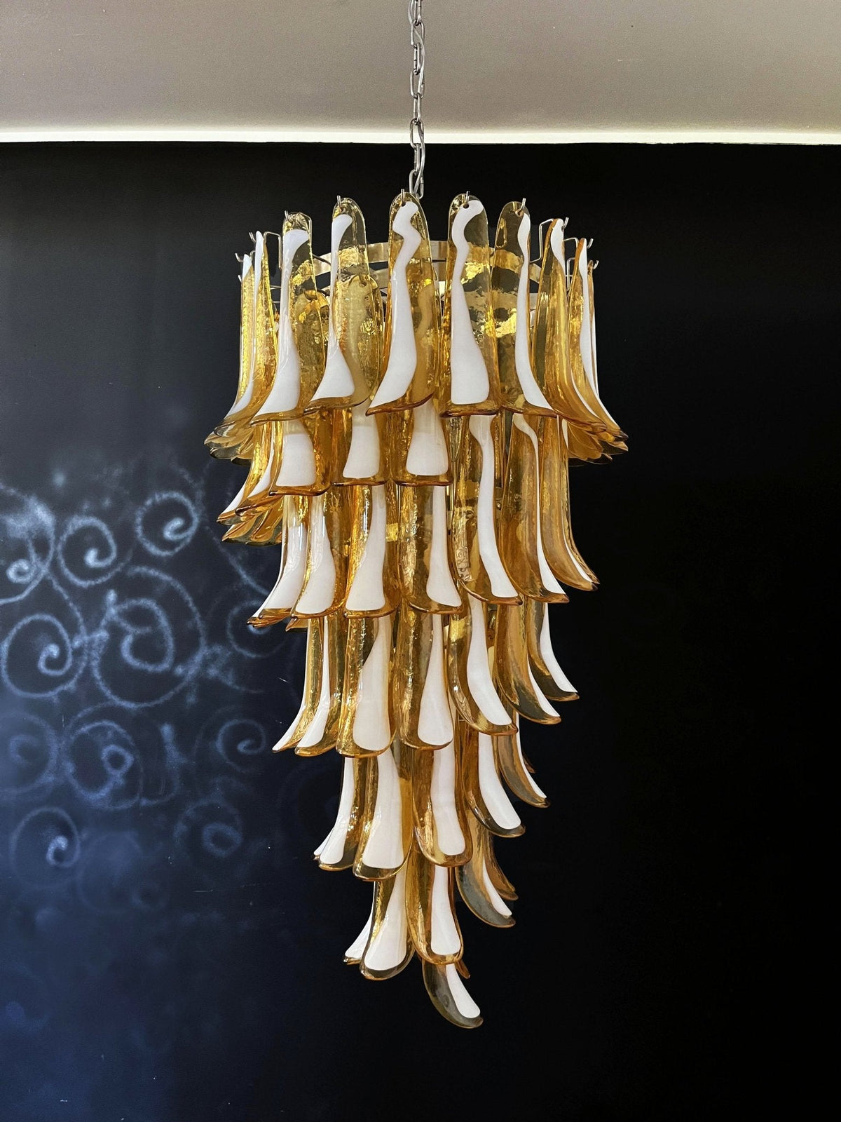 Lumenaine Kronleuchter in Bernsteinfarben und Weiß aus Murano mit Spiralblüten