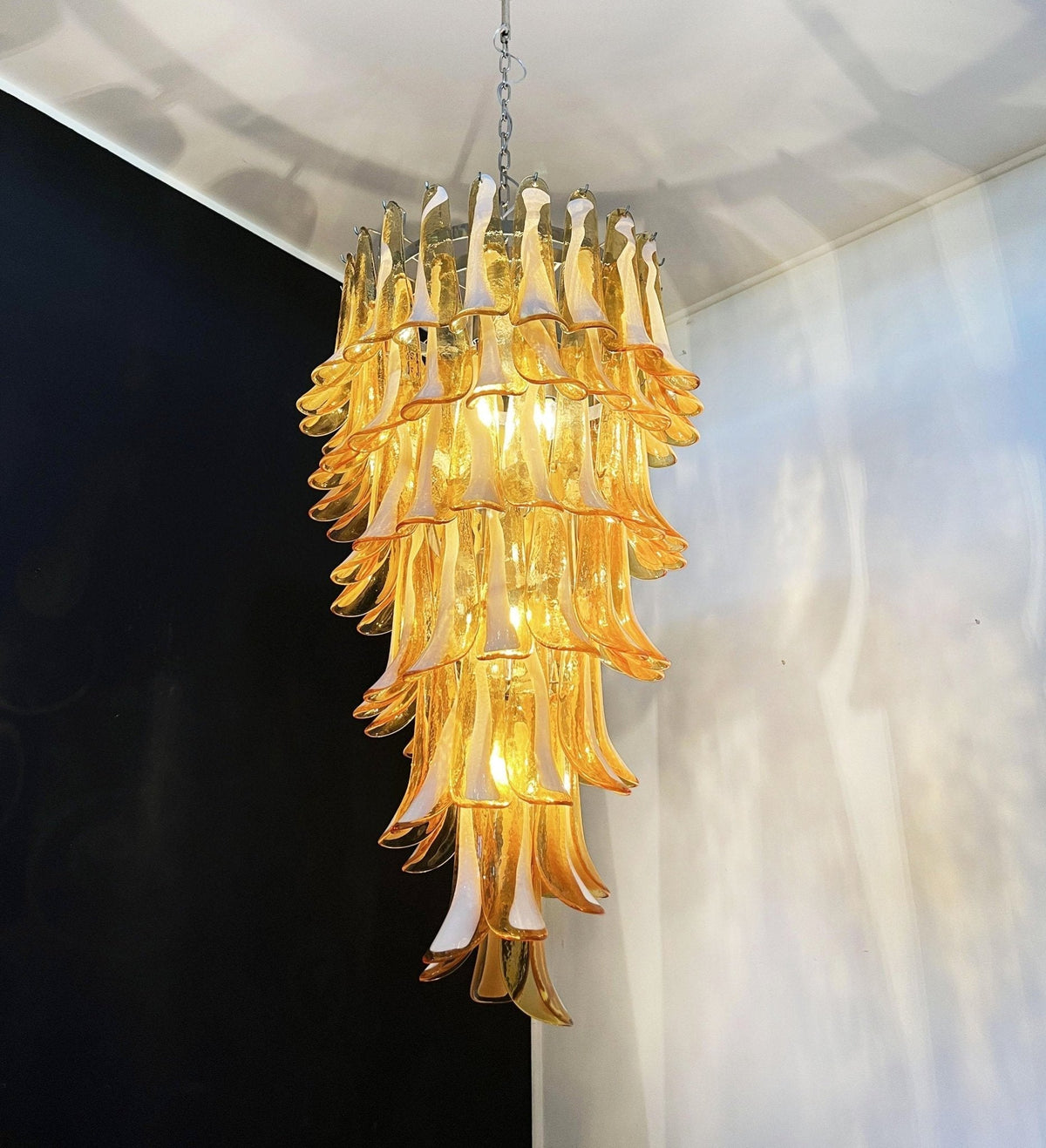 Lumenaine Kronleuchter in Bernsteinfarben und Weiß aus Murano mit Spiralblüten