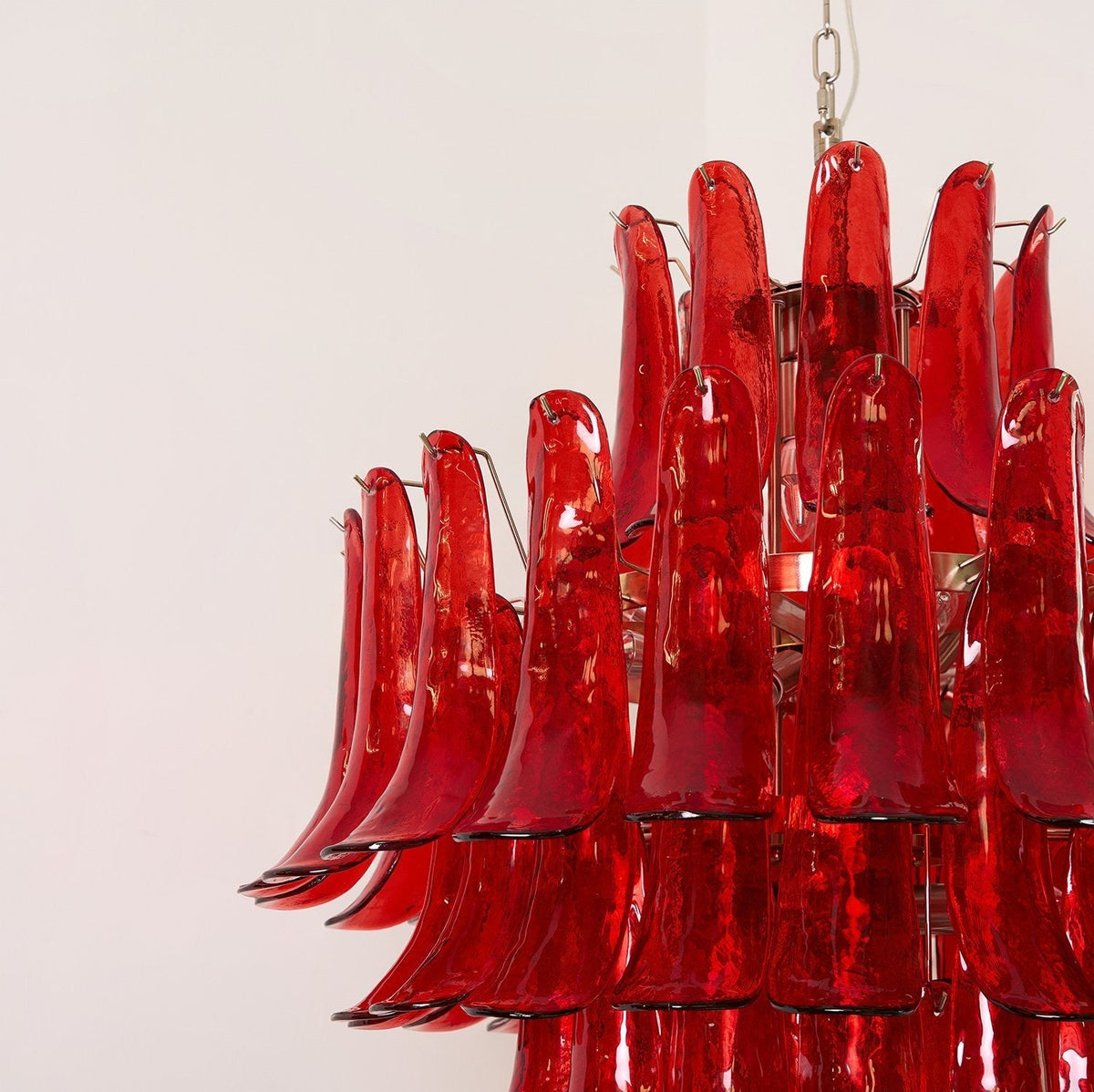 Celuena Kronleuchter mit karminroten Murano-Blütenblättern – Ausdrucksstarkes Kunstglas