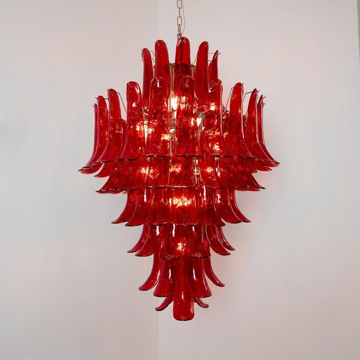 Celuena Kronleuchter mit karminroten Murano-Blütenblättern – Ausdrucksstarkes Kunstglas