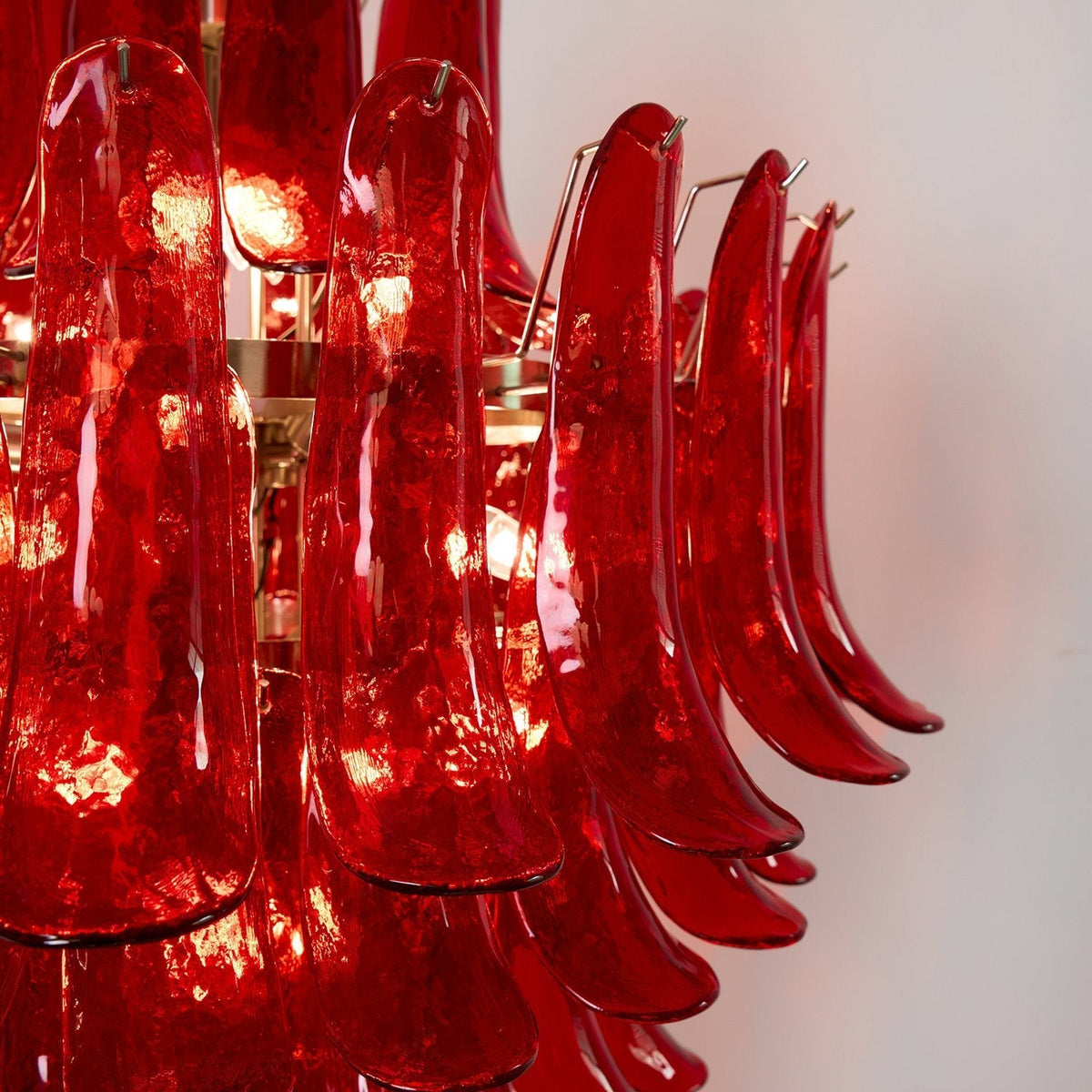 Celuena Kronleuchter mit karminroten Murano-Blütenblättern – Ausdrucksstarkes Kunstglas