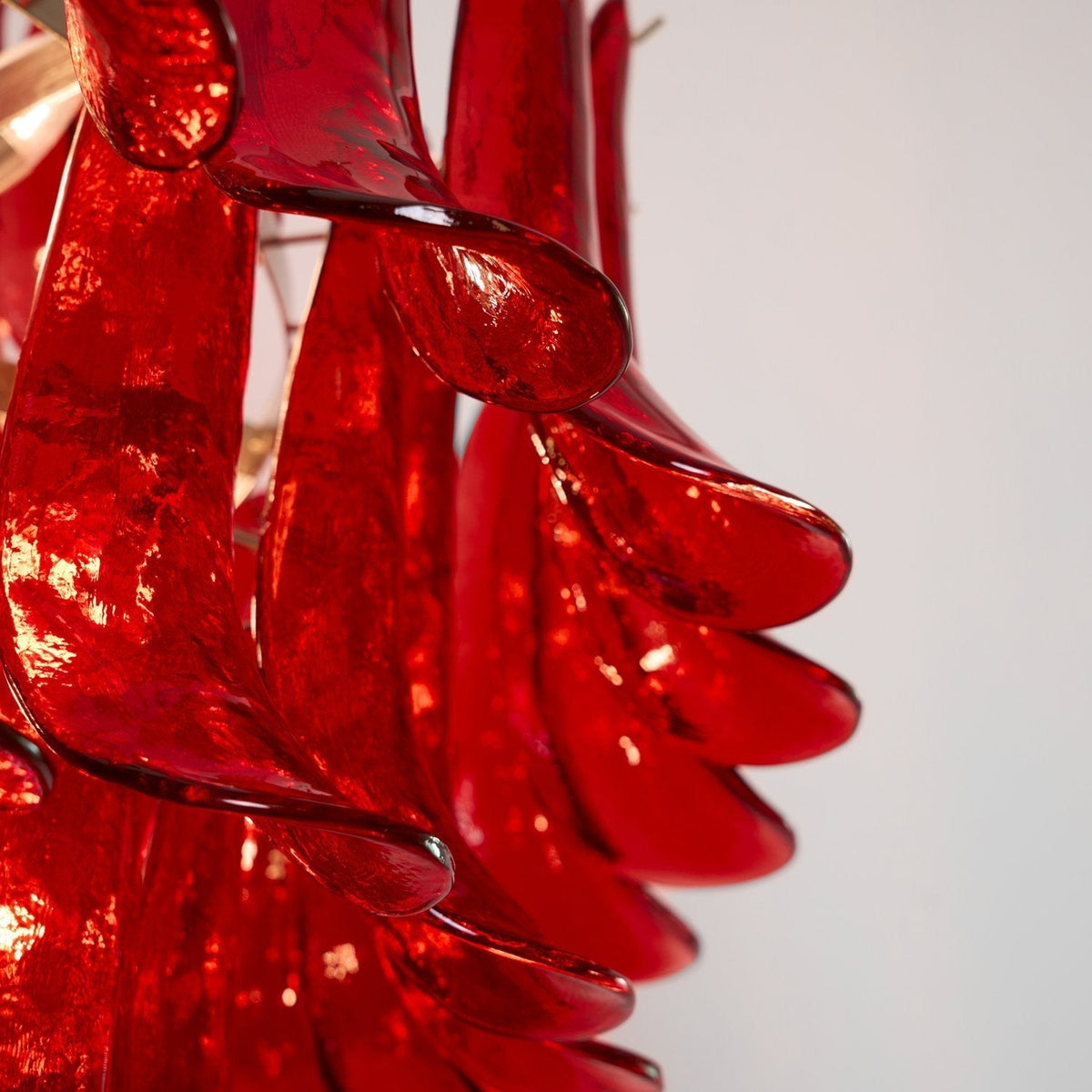 Celuena Kronleuchter mit karminroten Murano-Blütenblättern – Ausdrucksstarkes Kunstglas