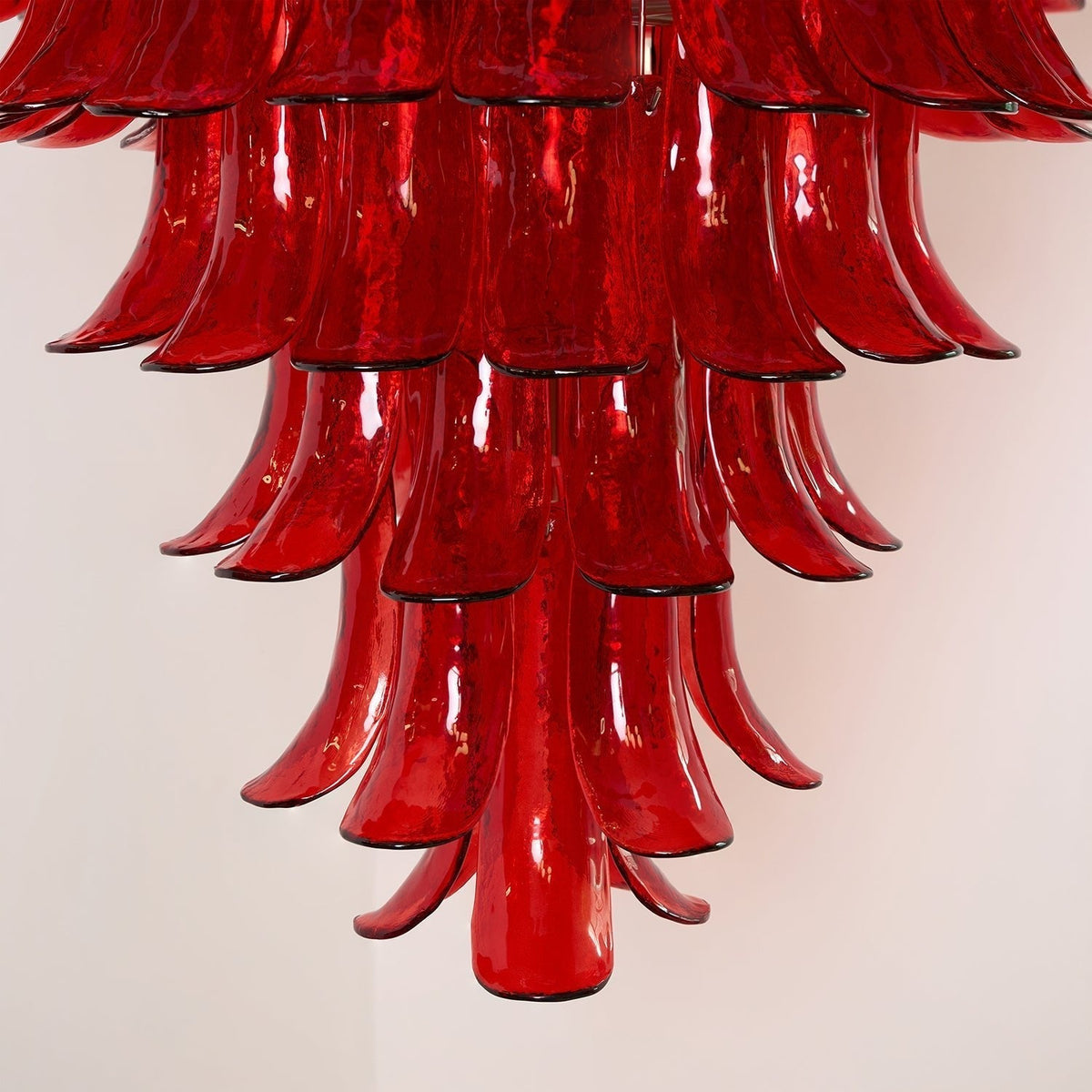 Celuena Kronleuchter mit karminroten Murano-Blütenblättern – Ausdrucksstarkes Kunstglas
