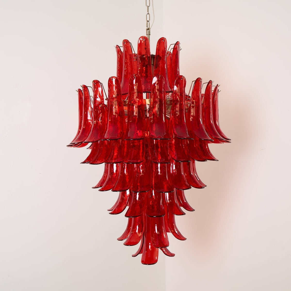 Celuena Kronleuchter mit karminroten Murano-Blütenblättern – Ausdrucksstarkes Kunstglas