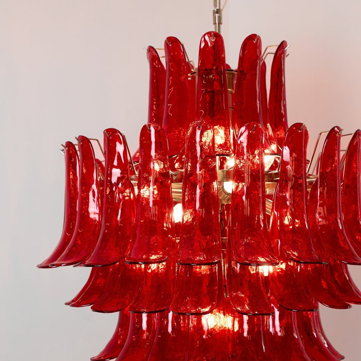 Celuena Kronleuchter mit karminroten Murano-Blütenblättern – Ausdrucksstarkes Kunstglas