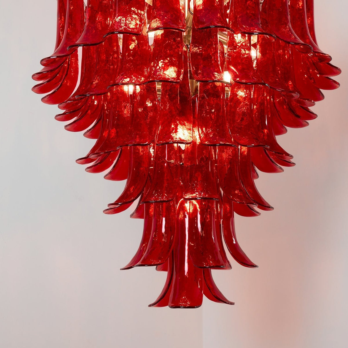 Celuena Kronleuchter mit karminroten Murano-Blütenblättern – Ausdrucksstarkes Kunstglas