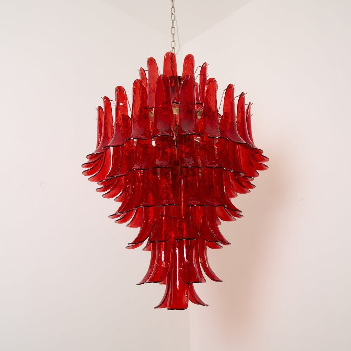 Celuena Kronleuchter mit karminroten Murano-Blütenblättern – Ausdrucksstarkes Kunstglas
