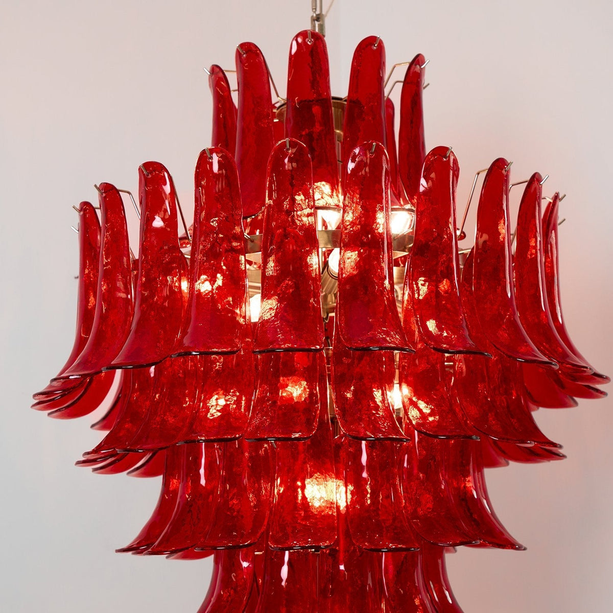 Celuena Kronleuchter mit karminroten Murano-Blütenblättern – Ausdrucksstarkes Kunstglas