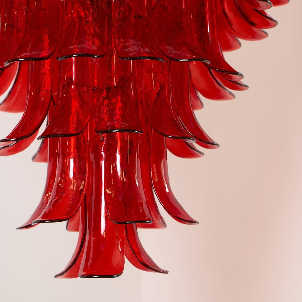 Celuena Kronleuchter mit karminroten Murano-Blütenblättern – Ausdrucksstarkes Kunstglas