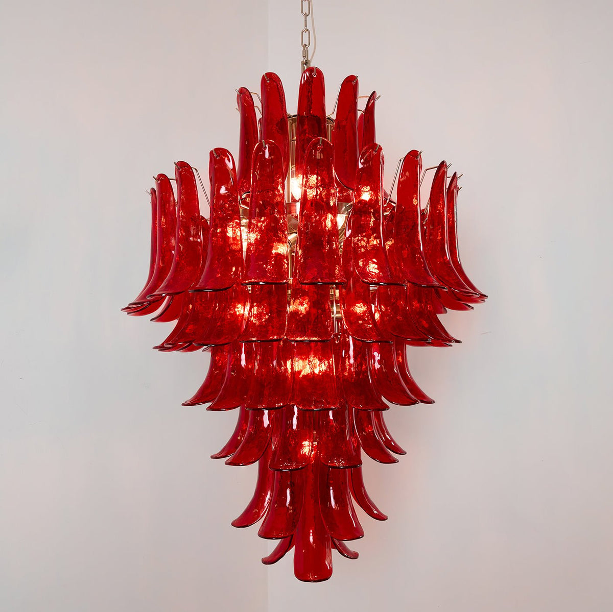 Celuena Kronleuchter mit karminroten Murano-Blütenblättern – Ausdrucksstarkes Kunstglas