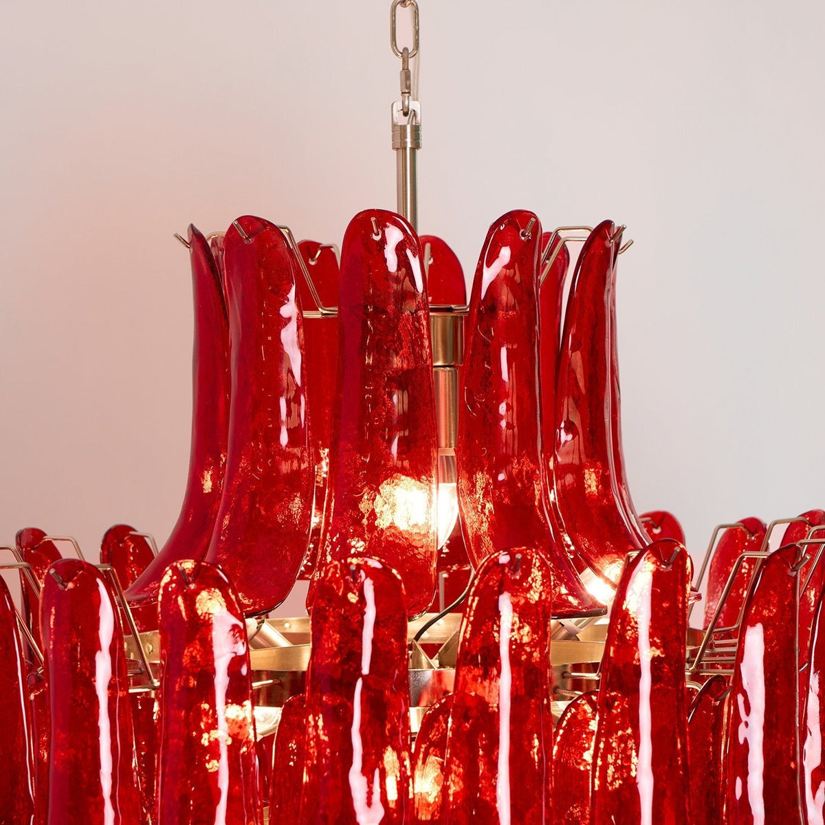 Celuena Kronleuchter mit karminroten Murano-Blütenblättern – Ausdrucksstarkes Kunstglas