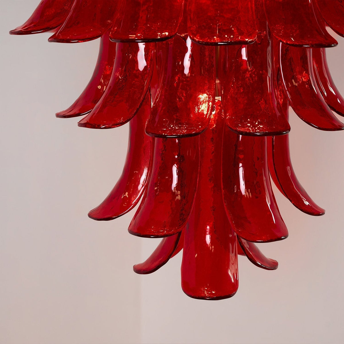 Celuena Kronleuchter mit karminroten Murano-Blütenblättern – Ausdrucksstarkes Kunstglas