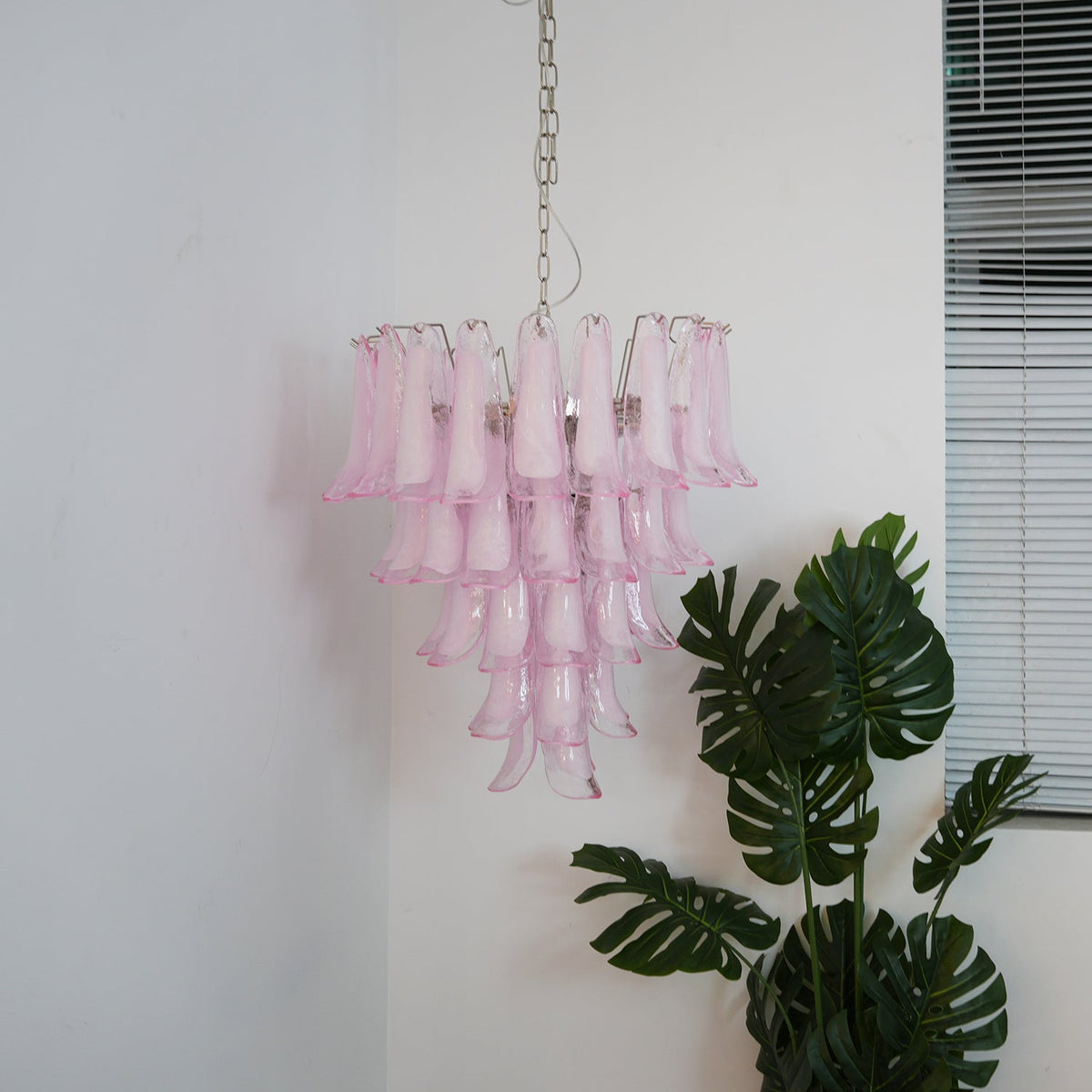 Velorira Kronleuchter aus rosa Murano-Glasblütenblättern in Kaskadenform