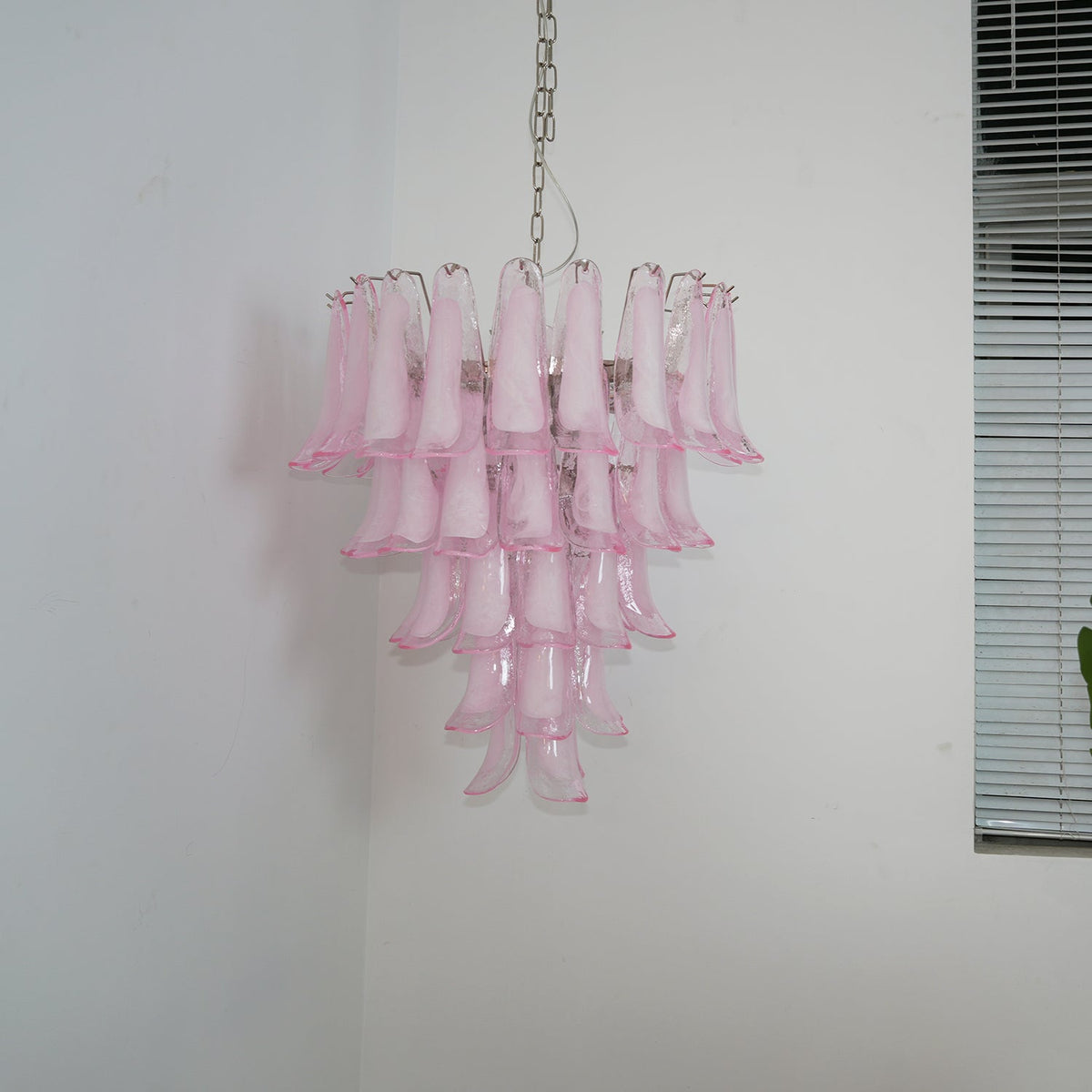 Velorira Kronleuchter aus rosa Murano-Glasblütenblättern in Kaskadenform