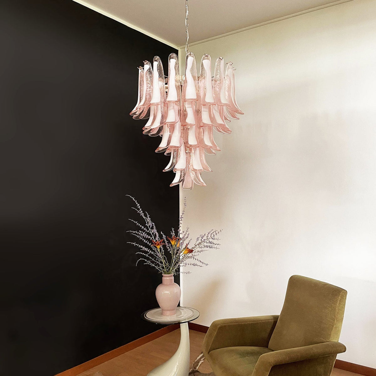 Velorira Kronleuchter aus rosa Murano-Glasblütenblättern in Kaskadenform