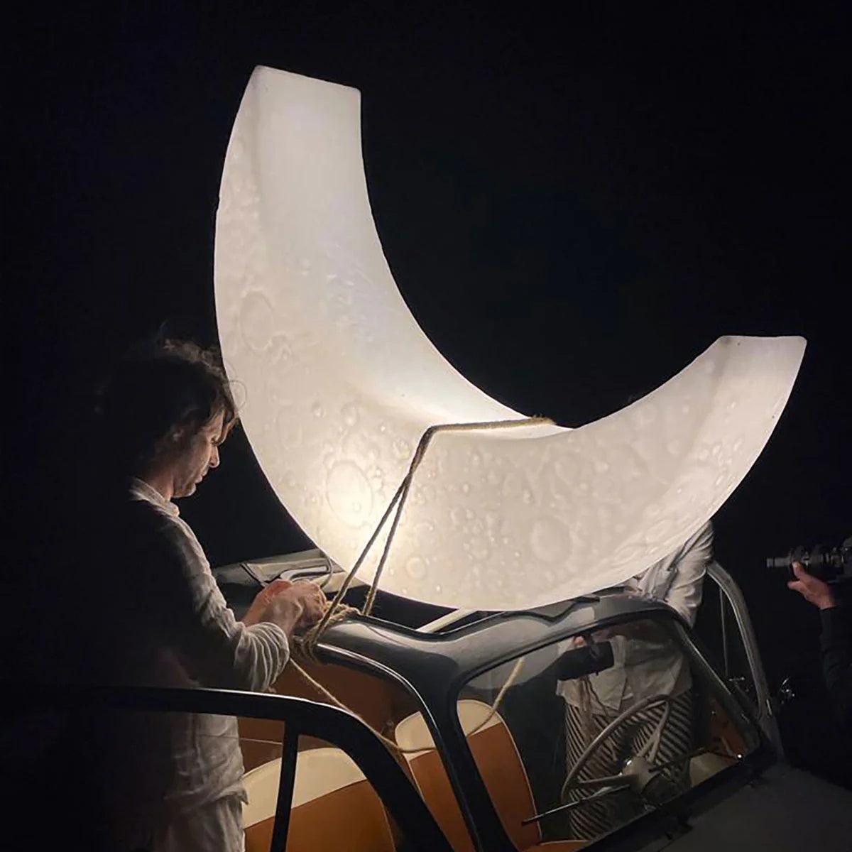 Zetheor Mondförmige Kunstharz-Stehleuchte