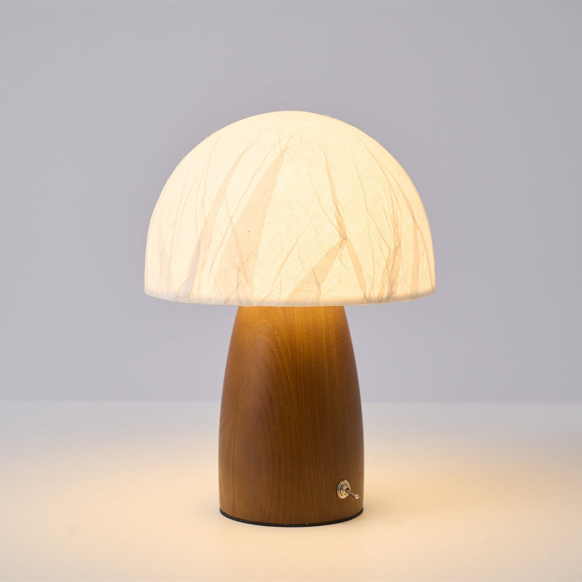 Nimbus Tischleuchte aus Holz und Stoff
