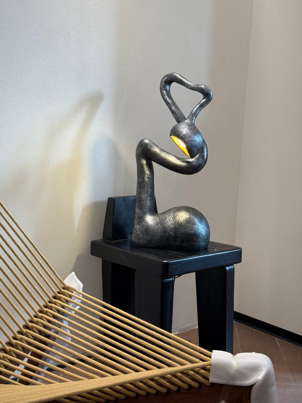 Twist Schwarz Skulpturale Tischleuchte