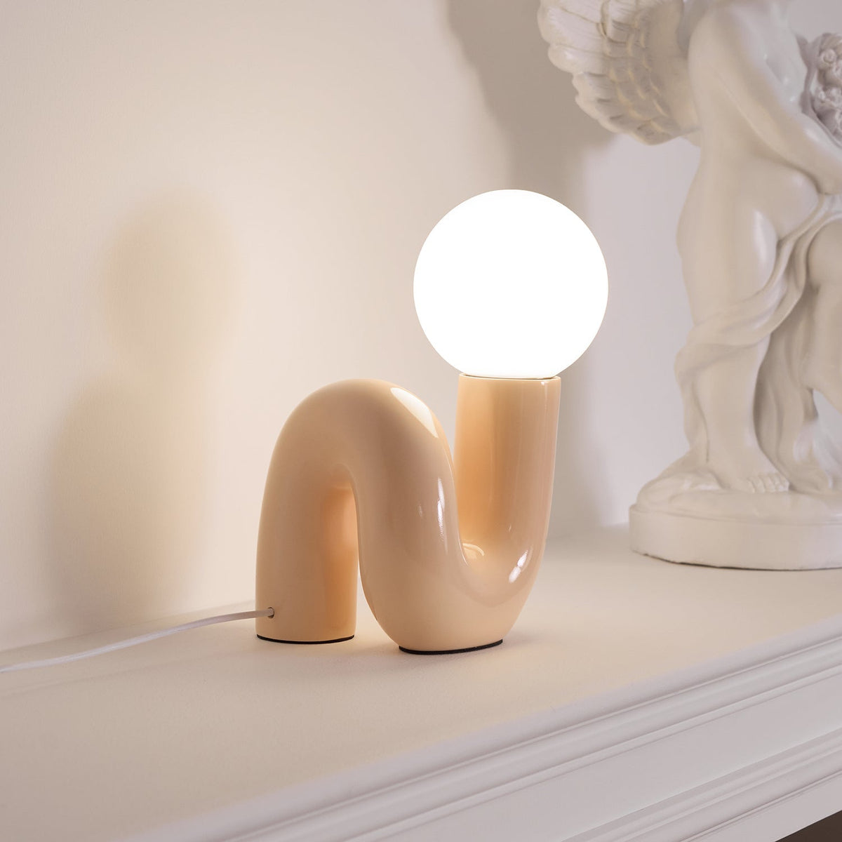 Soreeon Tischlampe Playful N-Form in Weiß