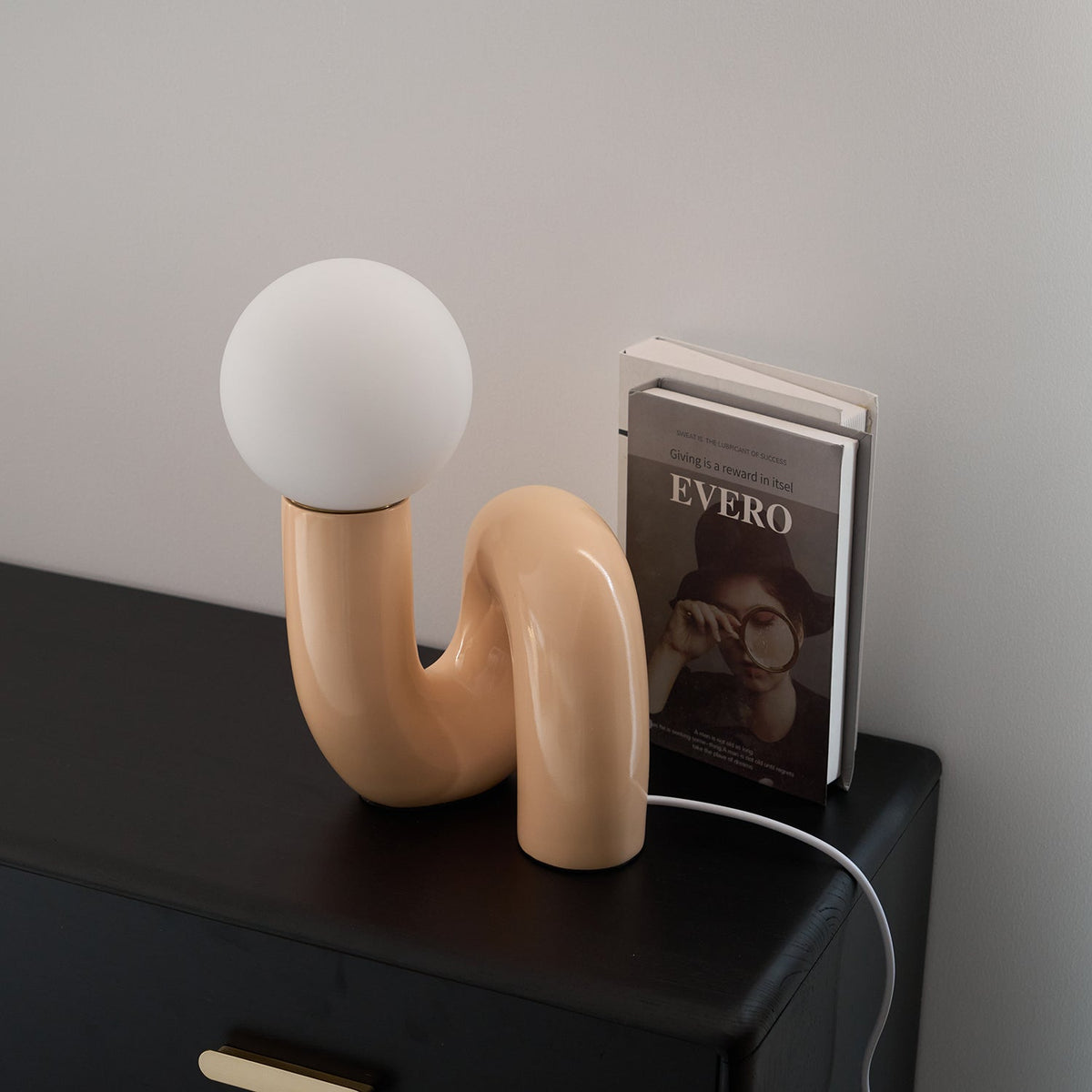 Soreeon Tischlampe Playful N-Form in Weiß