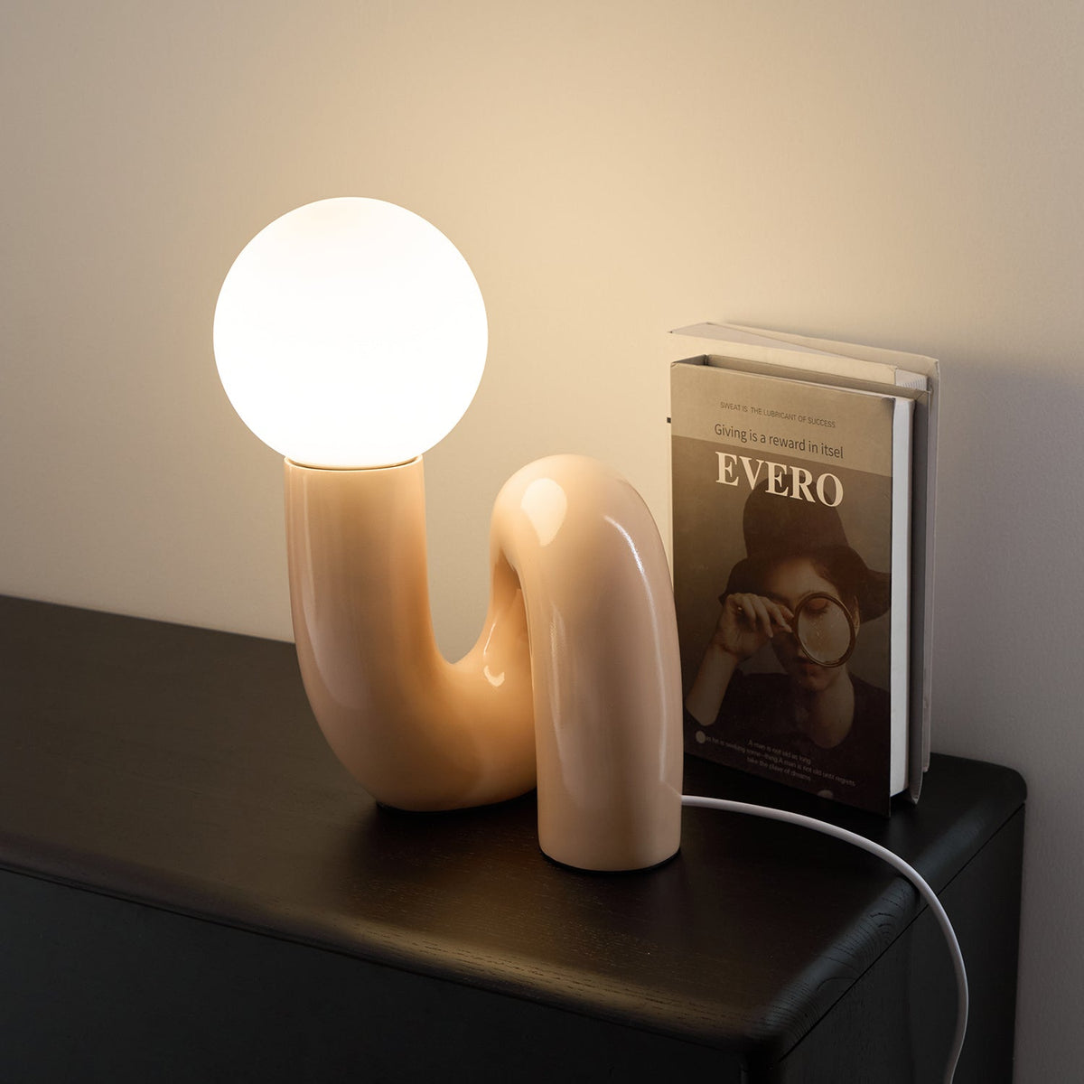 Soreeon Tischlampe Playful N-Form in Weiß