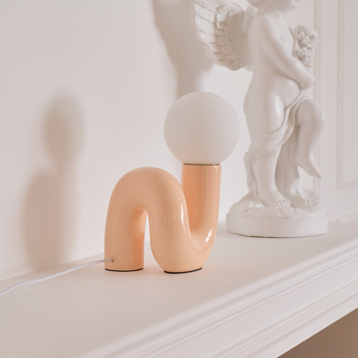 Soreeon Tischlampe Playful N-Form in Weiß